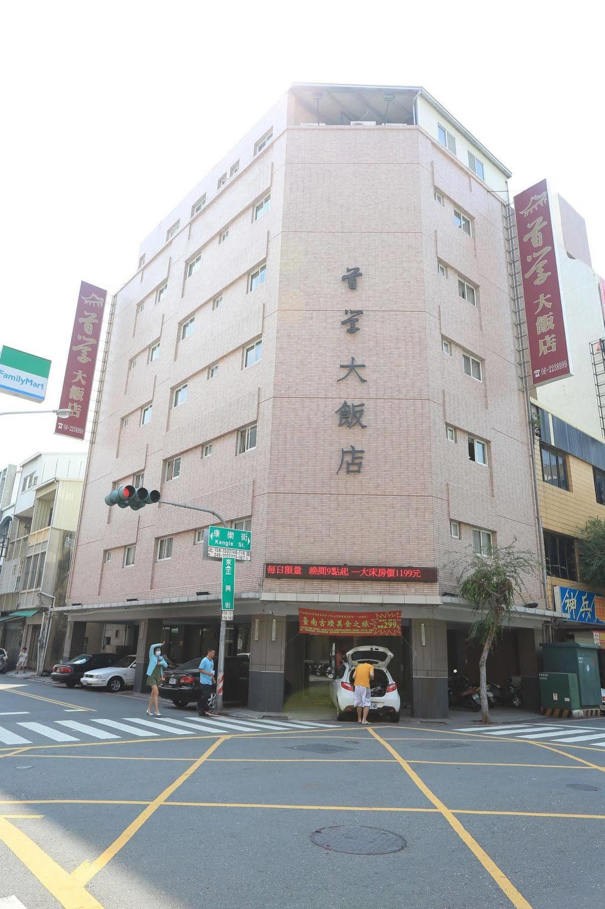 טאינאן Trust Hotel מראה חיצוני תמונה